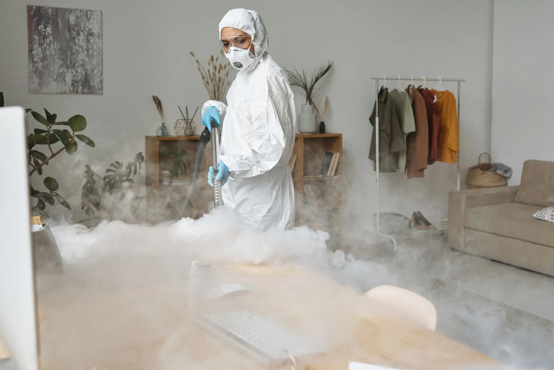 隔离衣与防护服在医疗机构中的适用场景及选型对比分析正文配图 1