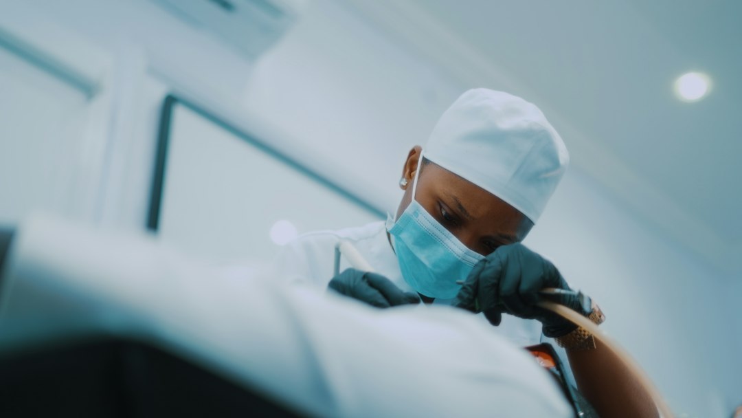 医用口罩、隔离衣与手套的防护性能对比：医护人员安全防护要点解析正文配图 2