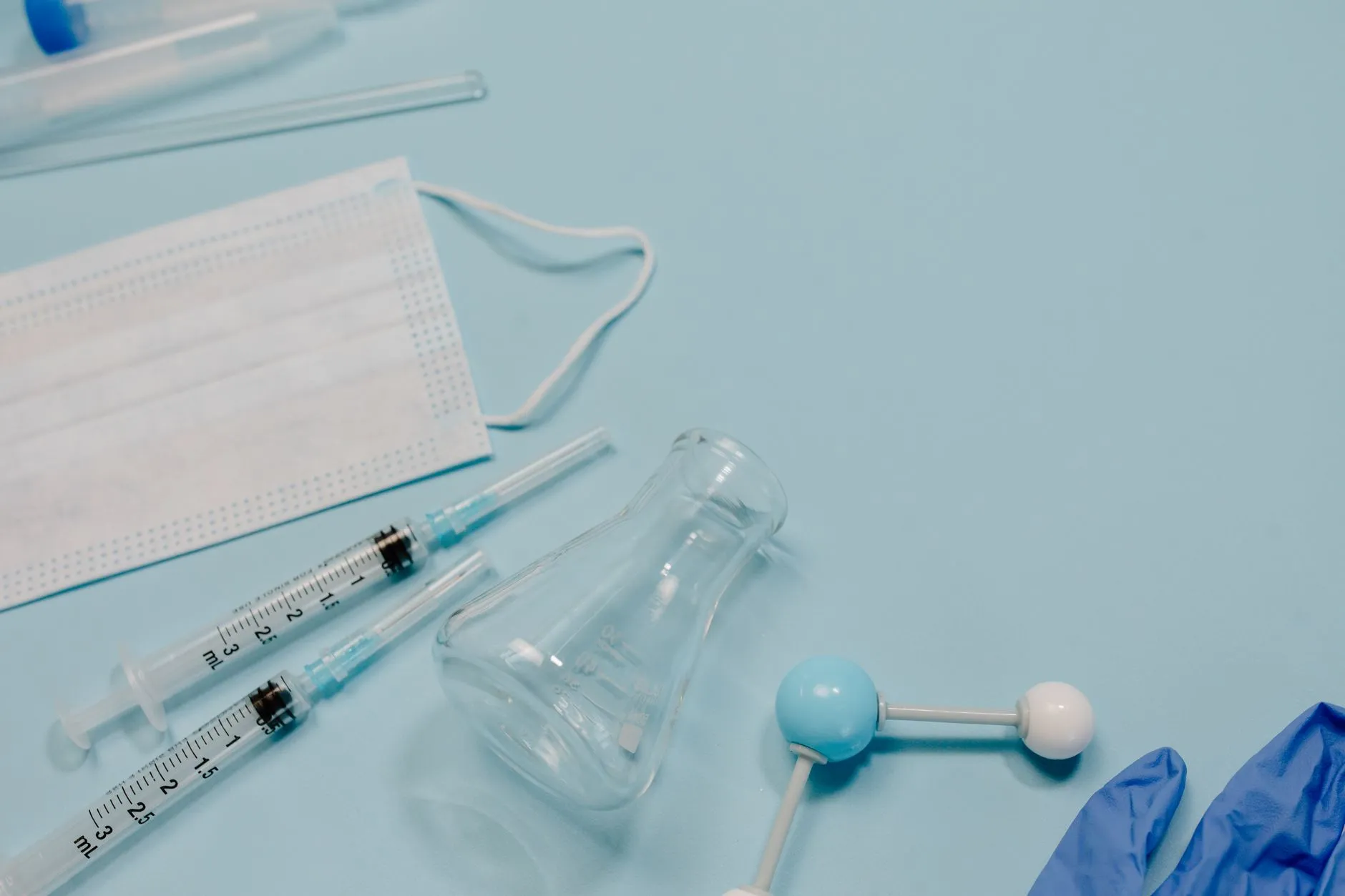 医用口罩、隔离衣与手套的防护等级对比：B端采购需关注的技术参数正文配图 2